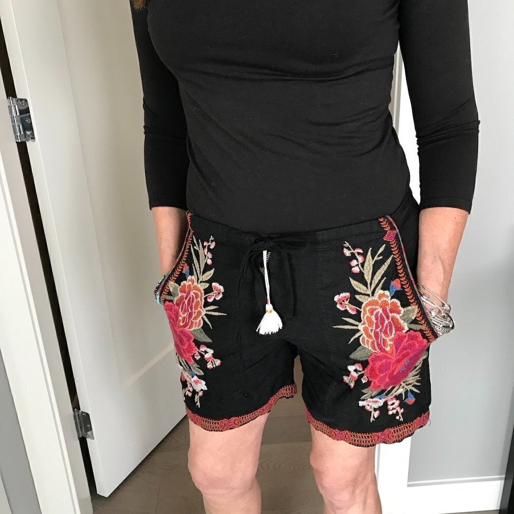 JOHNNY WAS  Black Floral Embroidered Shorts, Pockets, 100% Linen, EUC XS